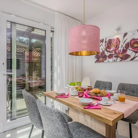 Modern Elle Malinska *