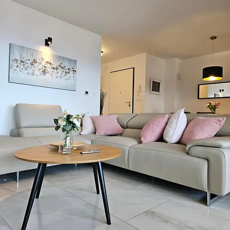 Modern Elle Malinska *