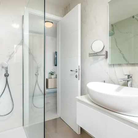 Modern Elle Malinska