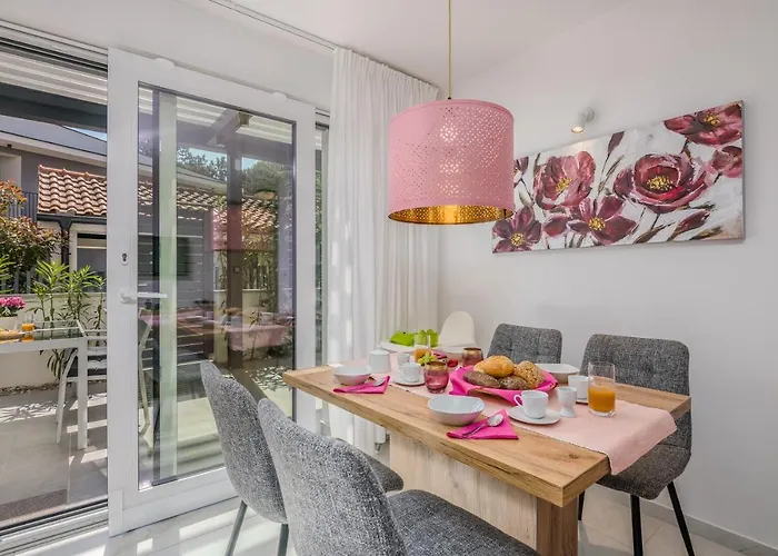 Modern Elle Malinska *