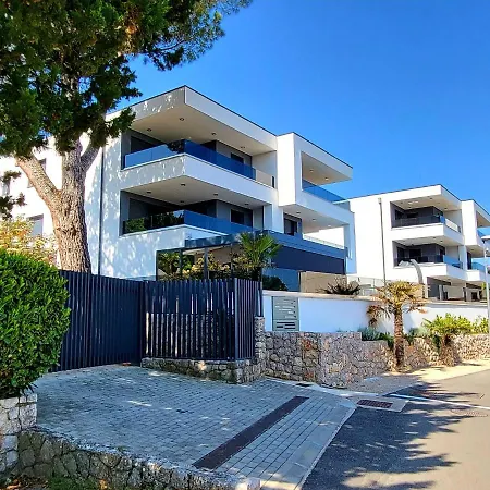 Modern Elle Malinska 반타치치