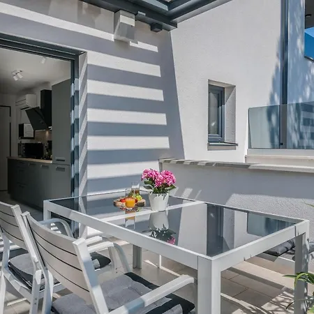 Modern Elle Malinska 아파트