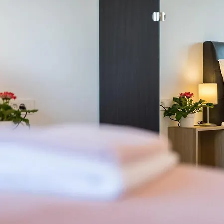 Modern Elle Malinska *